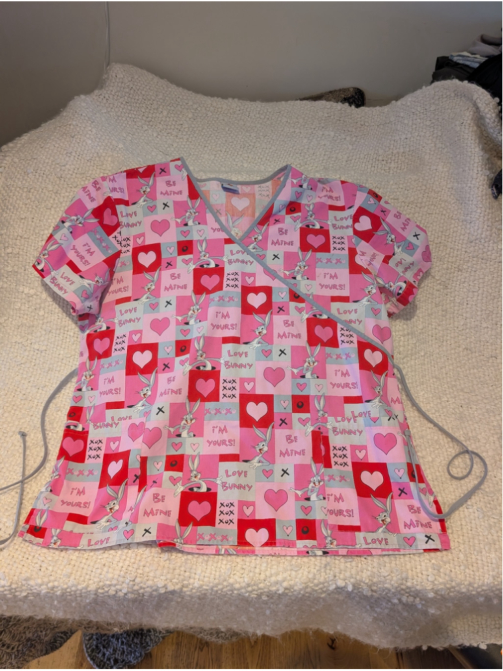 659-Women's Looney Tunes Scrub Top Medium Pink Red Bugs Bunny Valentine Print